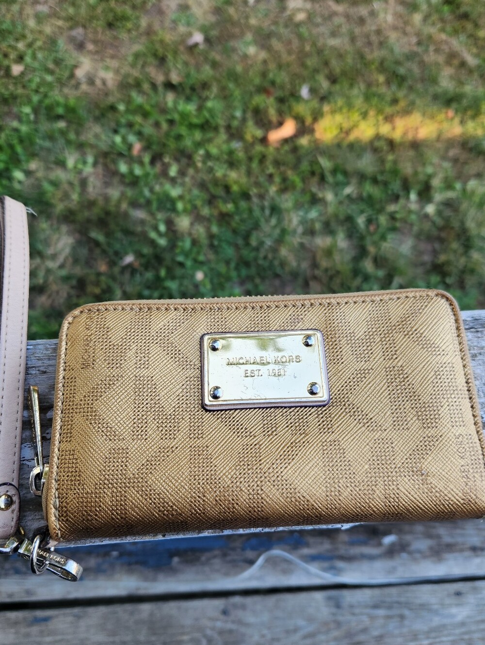 Michael Kors Fulton Gold Metallic Signature Zip Wristlet Waller Preloved - Picture 12 of 12